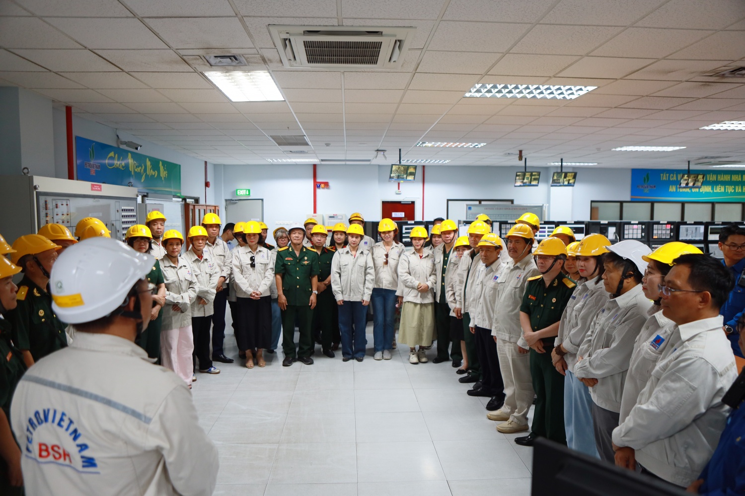 Đoàn tham quan, tìm hiểu về quy trình vận hành của NMLD Dung Quất tại Phòng Điều khiển Trung tâm (CCC).