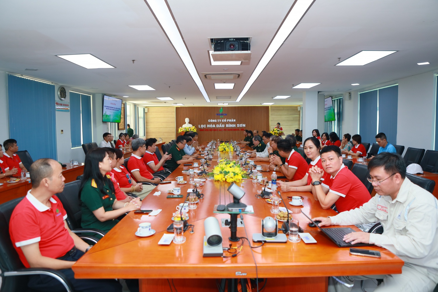 Đoàn Hội CCB Petrovietnam và CLB Dầu khí Trường Sa đến thăm và làm việc tại NMLD Dung Quất.