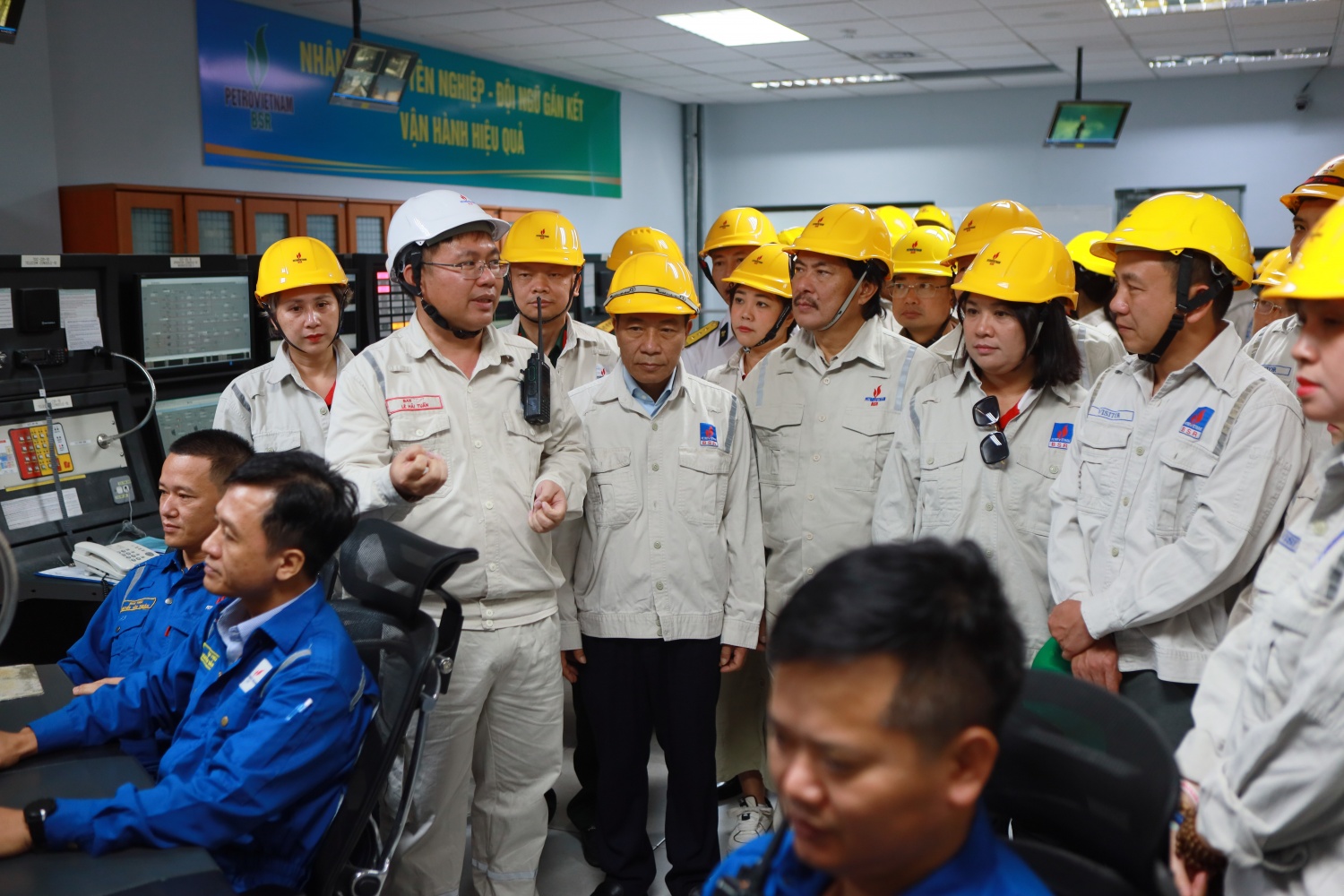 Ông Lê Hải Tuấn – Trưởng Ban Vận hành sản xuất BSR thông tin với đoàn công tác về các phân xưởng của NMLD Dung Quất.