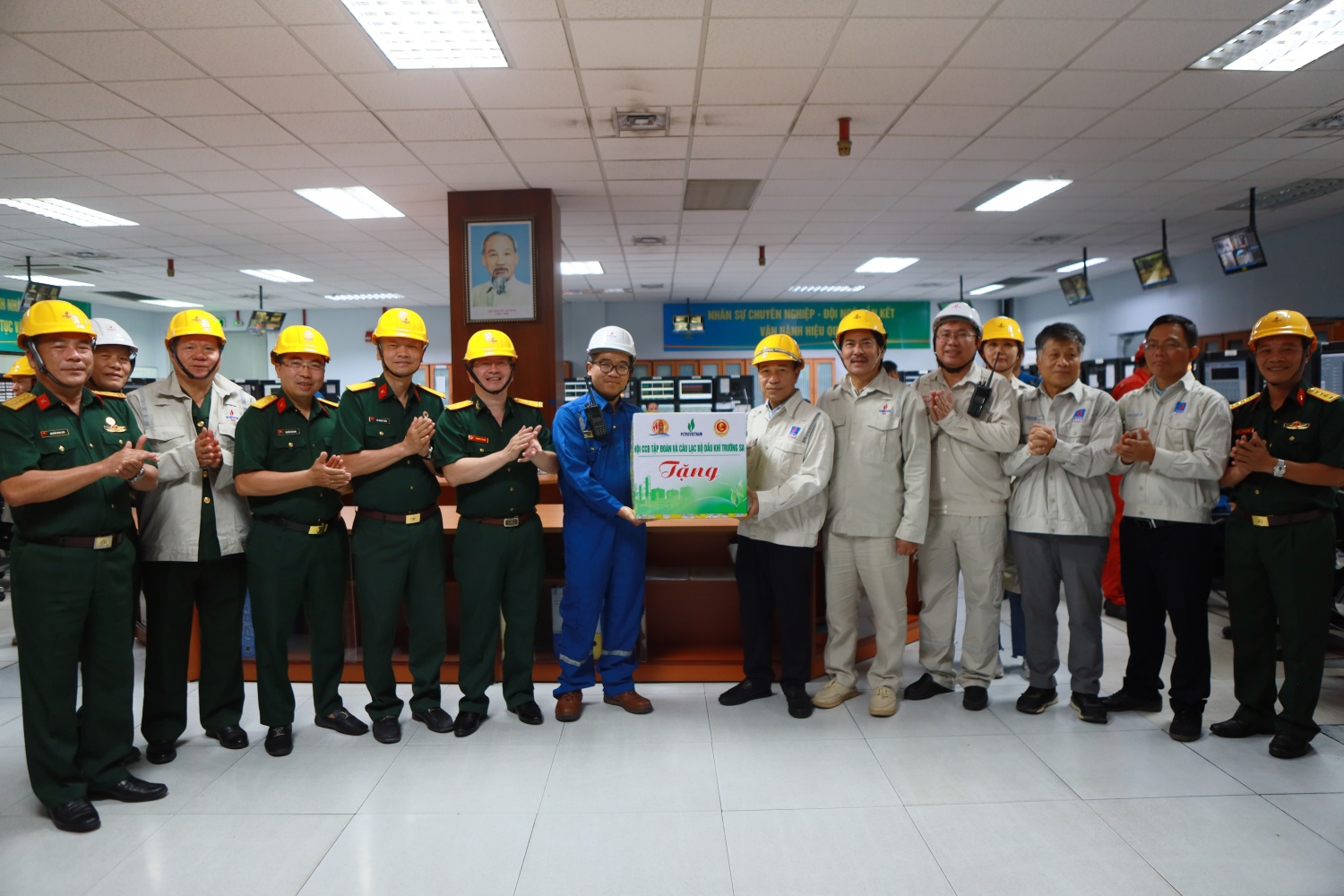 Đoàn thăm hỏi, động viên và trao tặng quà cho các nhân sự vận hành tại CCC của NMLD Dung Quất.