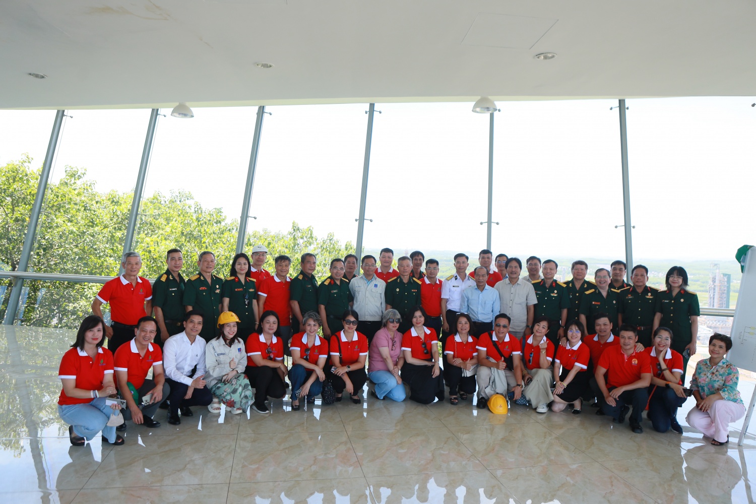 Các thành viên của đoàn tham quan và tìm hiểu NMLD Dung Quất tại Đài quan sát nhà máy.