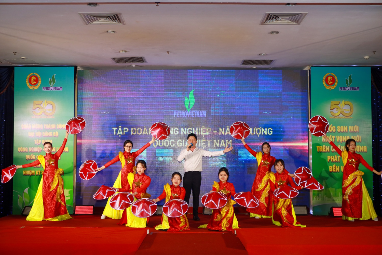 Tiết mục hát múa “Tự hào Petrovietnam”, ca khúc thể hiện niềm tự hào của mỗi người lao động Petrovietnam trên hành trình người đi tìm lửa, với khát vọng vươn xa đã để lại nhiều cảm xúc cho toàn thể đại biểu tham dự Chương trình. Tiết mục đã thể hiện tinh 
