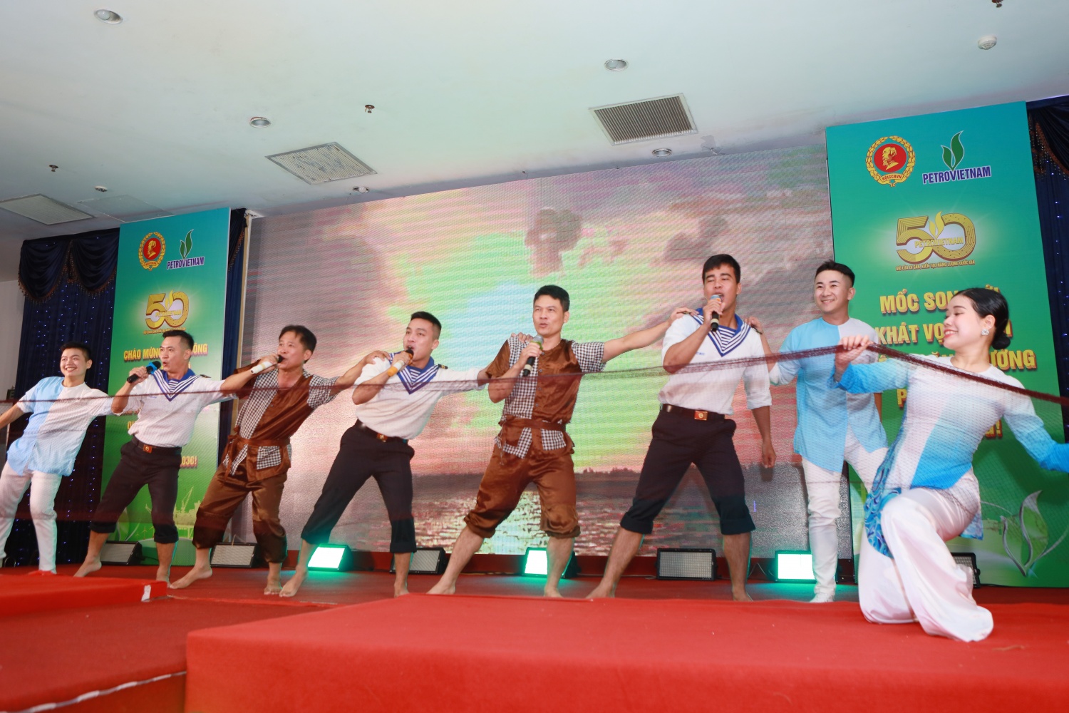 Chương trình Liên hoan văn nghệ còn có sự tham gia các tiết mục đặc sắc thể hiện tinh thần “Petrovietnam - Hải quân” gắn kết và trách nhiệm, đồng hành trên hành trình “vươn khơi” với các tiết mục cho Vùng 3 Hải quân thể hiện. Mở đầu chương trình với tiết 