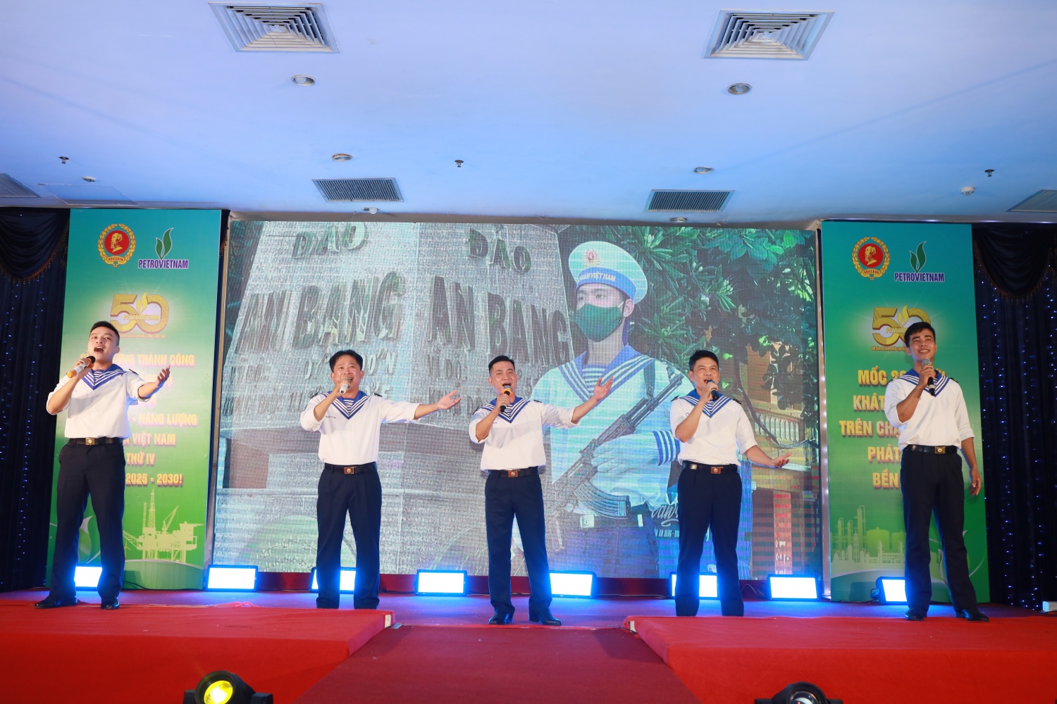 Các “ca sĩ không chuyên” đến từ Vùng 3 Hải Quân cũng đã mang đến chương trình tiết mục “Lính đảo hát”. Ca khúc với những giai điệu hào hùng đã khiến chương trình tăng thêm cảm xúc tự hào về biển đảo quê hương.