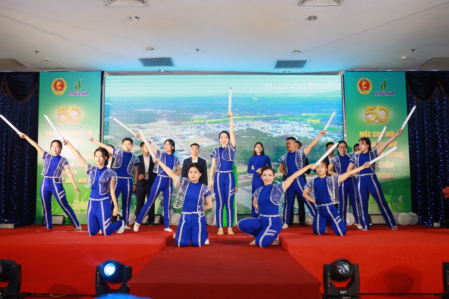 Đến với Phần 3 mang tên “BSR Gắn kết sức mạnh - Bứt phá tương lai”, Câu lạc bộ Văn nghệ BSR đã trình diễn nhiều tiết mục hào hùng, năng động, tươi mới do Hội CCB BSR, Công đoàn và Đoàn Thanh niên BSR trình diễn.