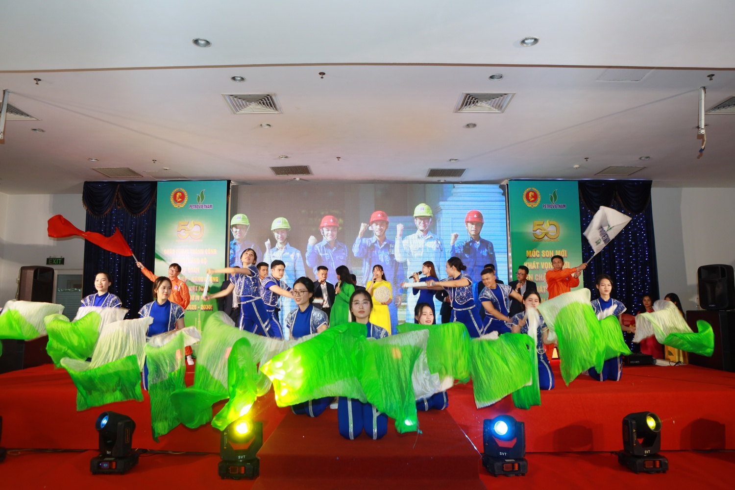 Kết thúc Chương trình Liên hoan văn nghệ, tiết mục hát múa “Sáng ngời niềm tin” đã được các CBCNV BSR trình bày. Tiết mục thể hiện tinh thần “Chính trực - Chuyên nghiệp - Đoàn kết - Sáng tạo - Hiệu quả”, tập thể cán bộ, đảng viên và người lao động BSR luô