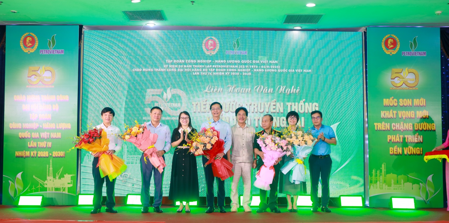 Trong khuôn khổ Chương trình, Lãnh đạo Đảng ủy Tập đoàn và các đơn vị đã tặng hoa chúc mừng các đồng chí được Đại hội IV tín nhiệm bầu để tham gia Ban Chấp hành Đảng bộ Petrovietnam khóa IV, nhiệm kỳ 2025 - 2030.