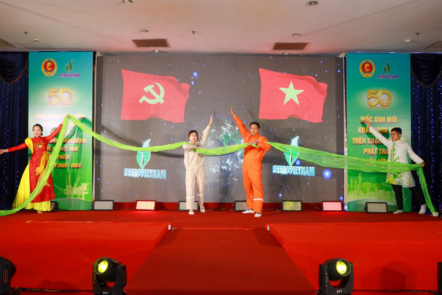 Mở đầu phần 1 là tiết mục hoạt cảnh về Hành trình đấu tranh giành độc lập và vươn lên của đất nước.