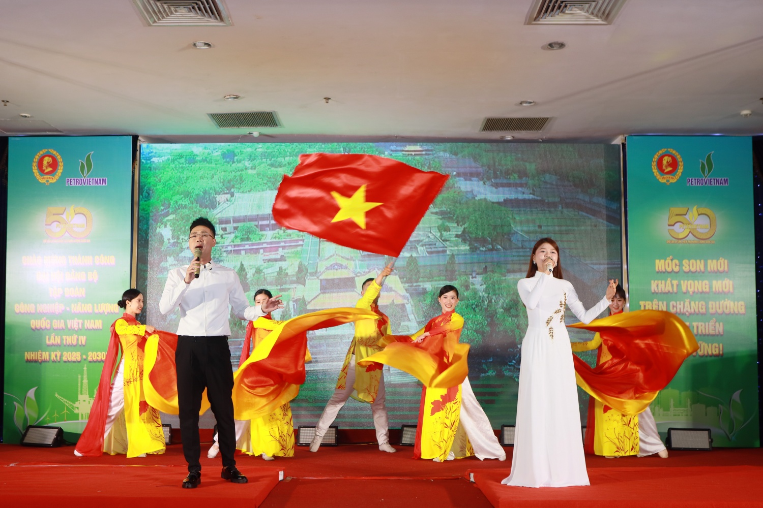 Tiếp tục chương trình là các tiết mục hát, múa thể hiện tinh thần quyết tâm của toàn thể đội ngũ cán bộ, đảng viên tham gia thực hiện thắng lợi tinh thần Nghị quyết Đại hội IV Đảng bộ Petrovietnam qua ca khúc “Viết tiếp câu chuyện hòa bình” và “Lời trái t