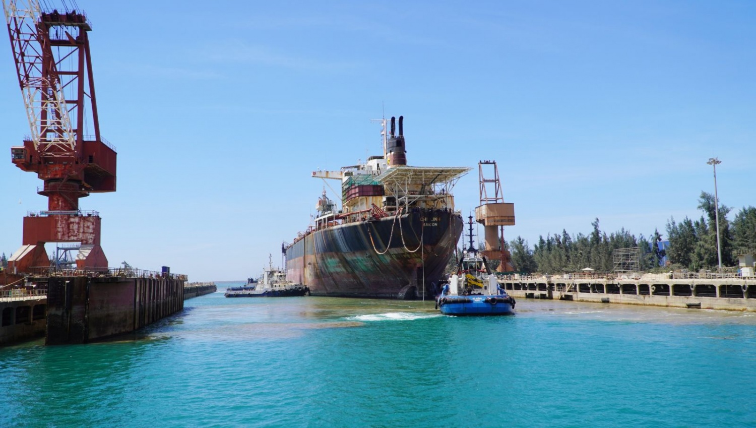 Tàu Chí Linh đang được các tàu lai dắt đưa vào bên trong dock.