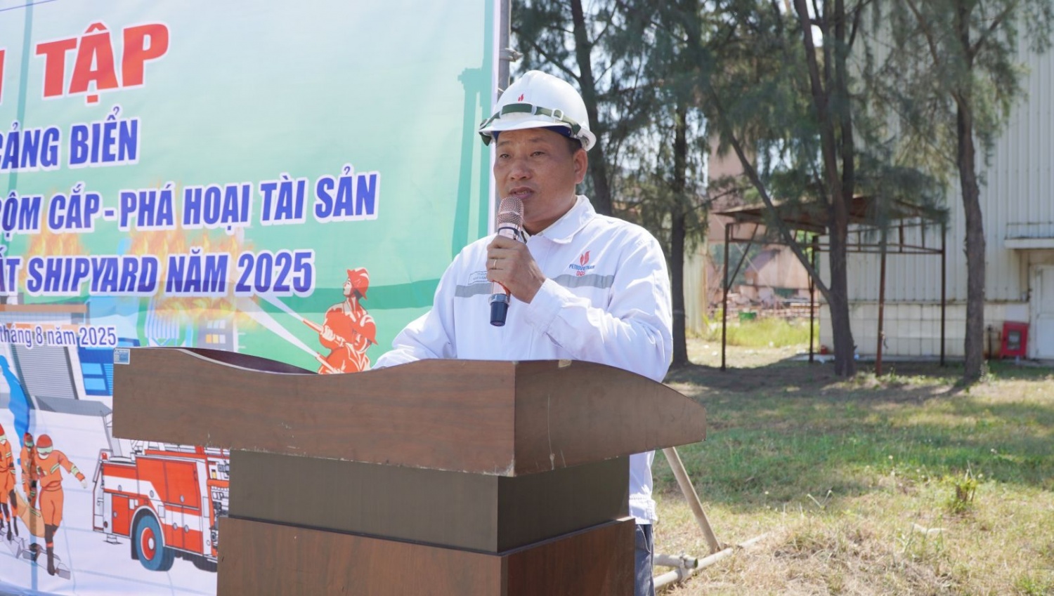 Ông Phạm Văn Hanh - Giám đốc Nhà máy chế tạo, Phó trưởng ban An ninh cảng biển, Trưởng ban diễn tập phát biểu khai mạc buổi diễn tập.