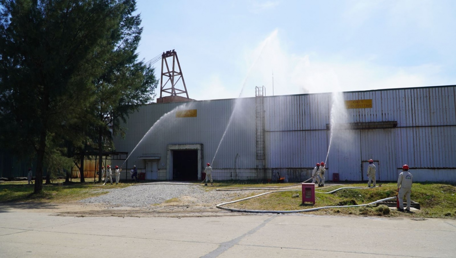 Sau khi phát hiện đám cháy, lực lượng ứng cứu tại chỗ tiếp cận hiện trường đám cháy.