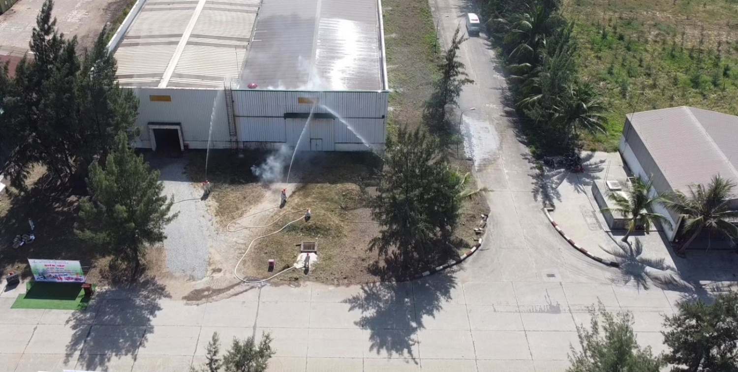 Lực lượng ứng cứu triển khai công tác chữa cháy bằng hệ thống PCCC tại chỗ.