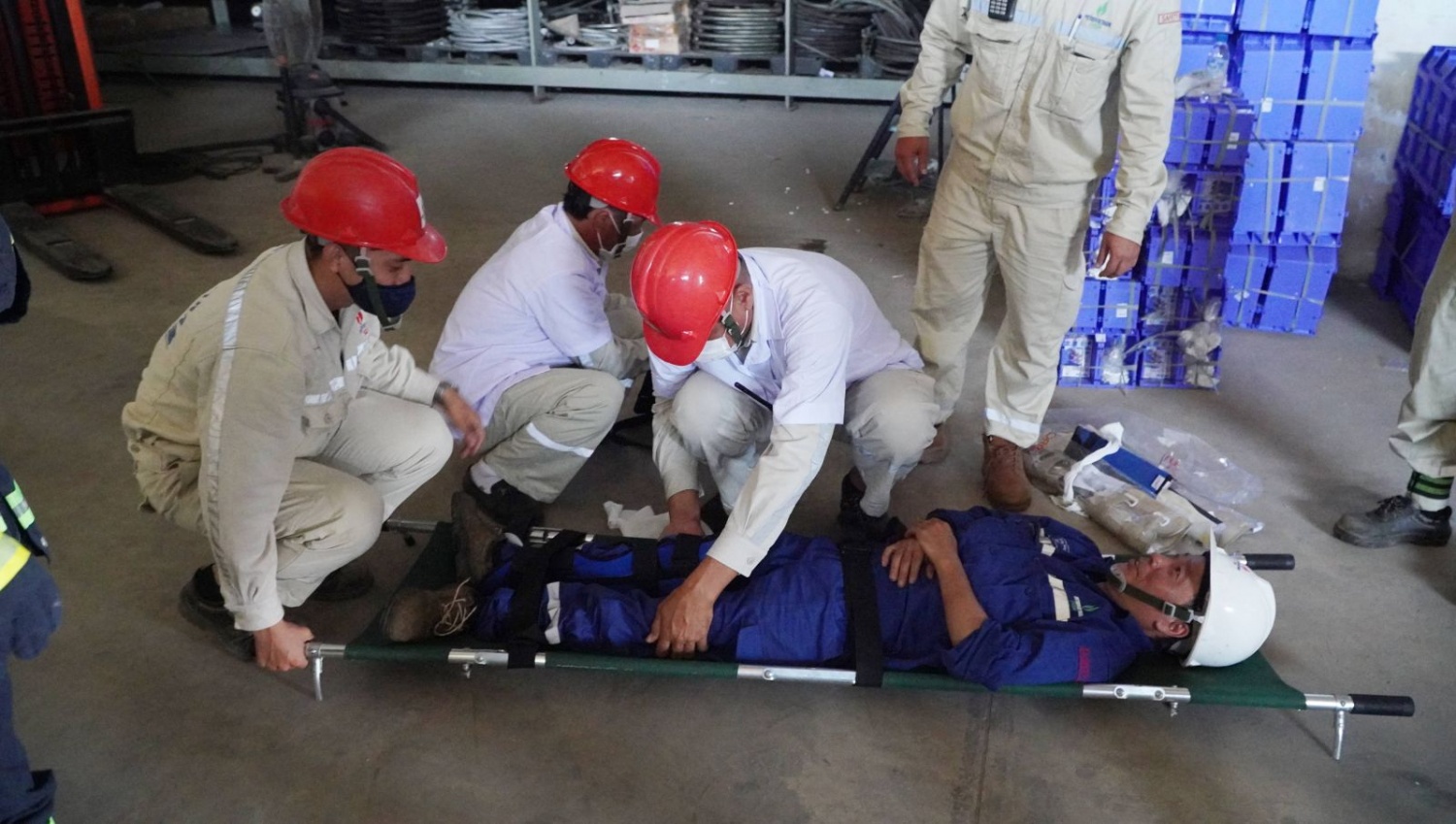 Bộ phận Y tế tiếp cận hiện trường sơ cứu nạn nhân.