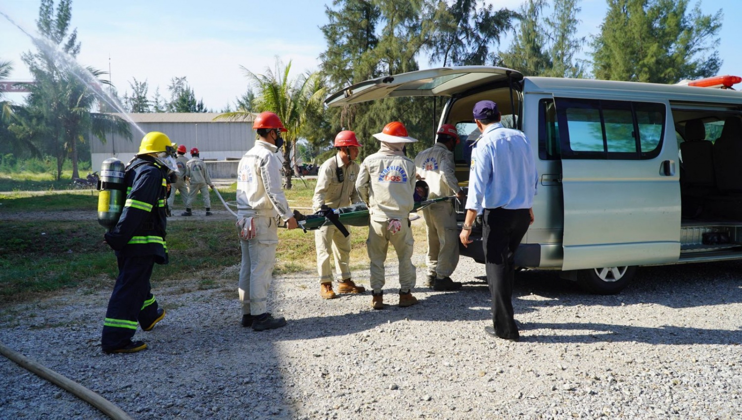 Sau khi sơ cứu, lực lượng Y tế lập tức đưa người bị nạn đến nơi an toàn.