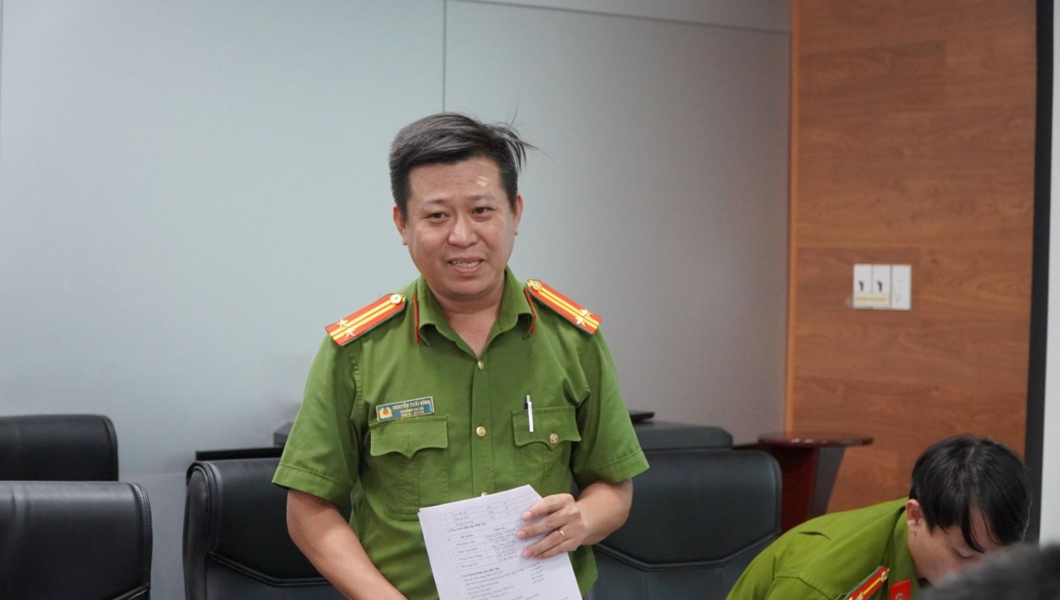 Trung Tá Nguyễn Thái Bình – Phó Trưởng Công An xã Vạn Tường góp ý kiến sau buổi diễn tập.