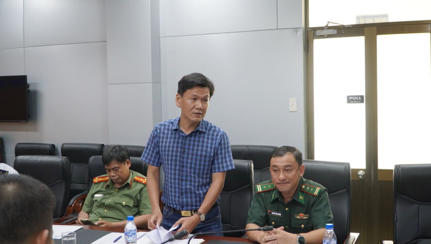 Ông Phan Thanh Minh, đội phó Phòng An ninh nội địa Công an tỉnh Quảng Ngãi góp ý kiến sau buổi diễn tập.