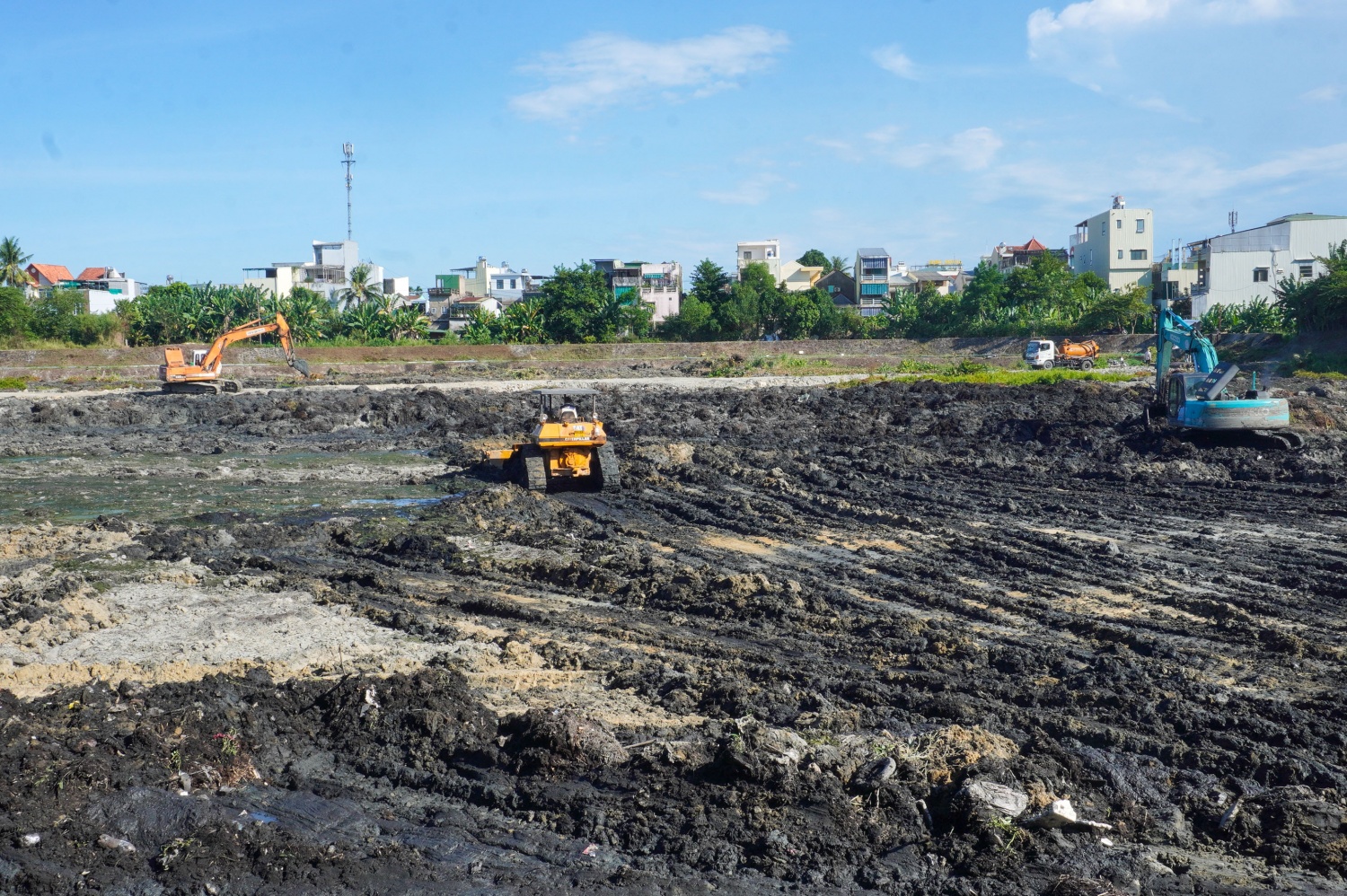Đơn vị thi công đang triển khai hàng loạt các máy móc, thiết bị để đẩy nhanh tiến độ cải tạo hồ Bàu Cả.