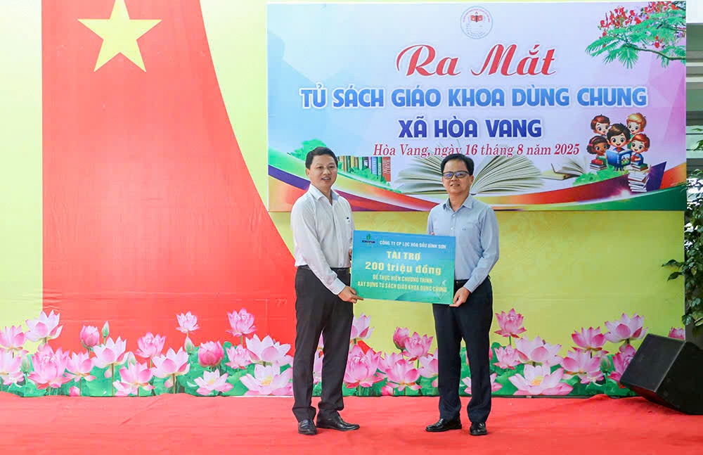 Phó Chủ tịch UBND xã Hòa Vang Hồ Tăng Phúc (bên trái) tiếp nhận biển tượng trưng tài trợ từ ông Nguyễn Văn Hôi – Thành viên HĐQT BSR đại diện trao tặng.