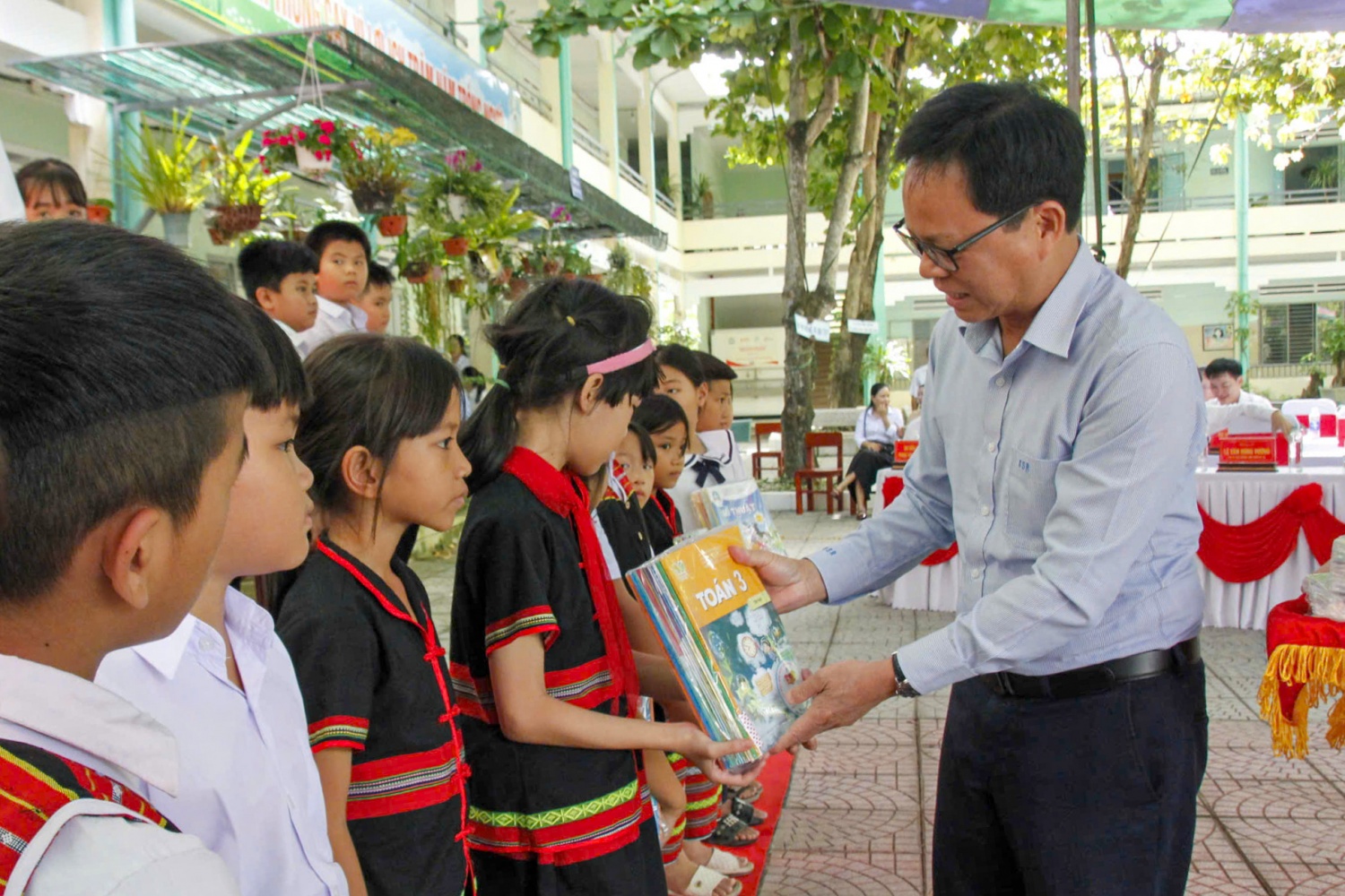 Ông Nguyễn Văn Hôi – Thành viên HĐQT BSR trao tặng sách mới cho các em học sinh trước thềm năm học mới.