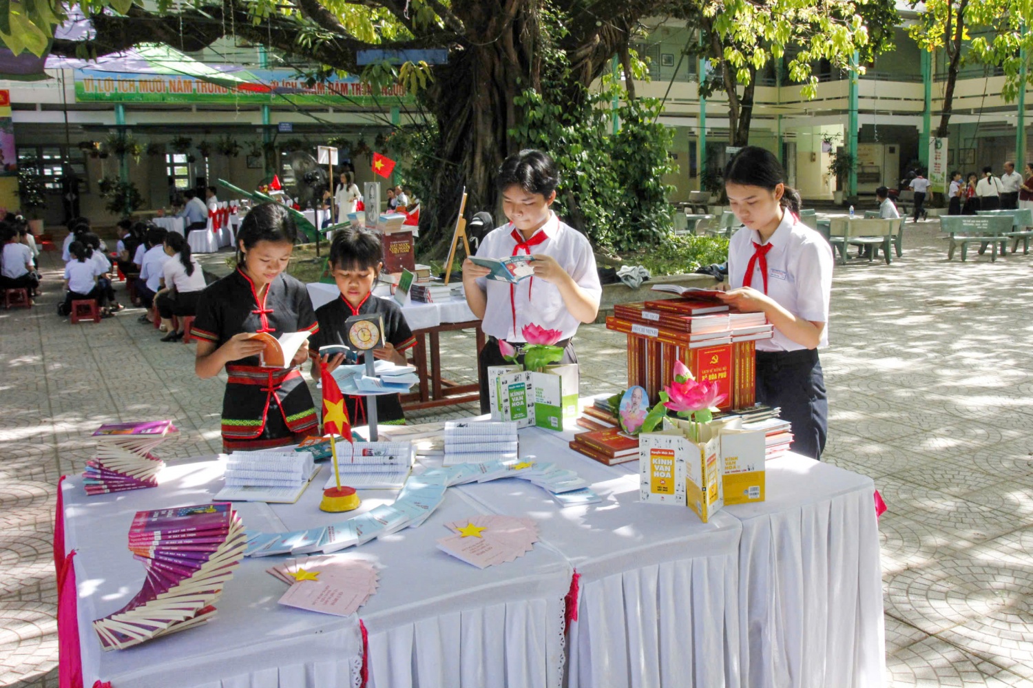 Các em học sinh thích thú với những quyển sách mới.Các em học sinh thích thú với những quyển sách mới.