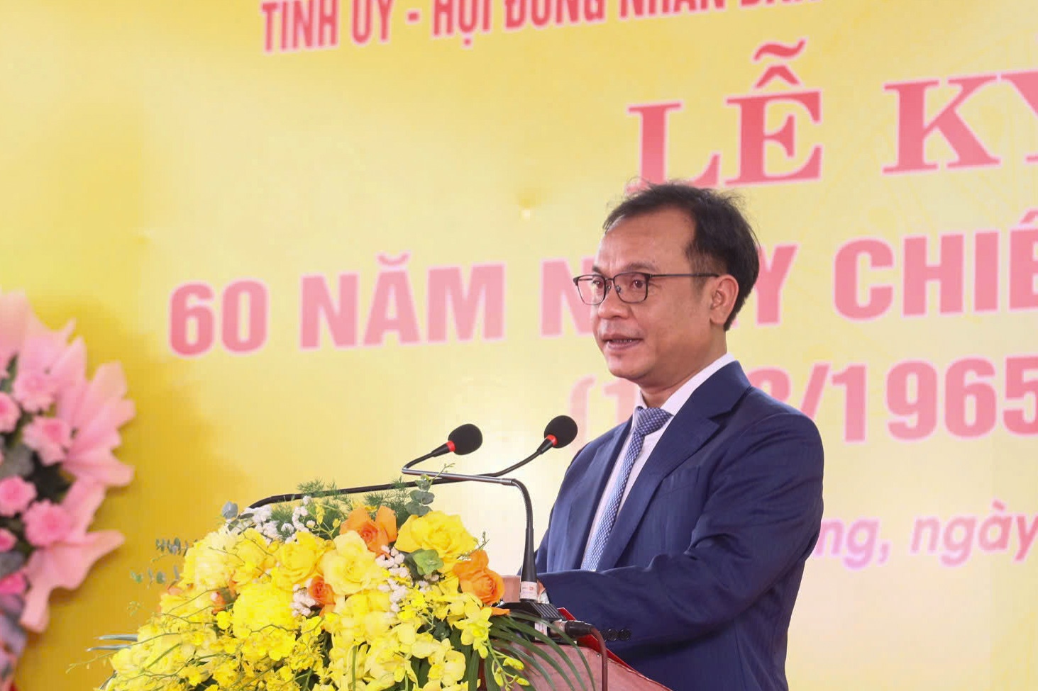 đồng chí U Huấn - Phó Bí thư Thường trực Tỉnh ủy, Chủ tịch Ủy ban Mặt trận Tổ quốc Việt Nam tỉnh Quảng Ngãi phát biểu về ý nghĩa trận chiến thắng Vạn Tường và quyết tâm tiếp bước cha anh, đưa tỉnh Quảng Ngãi ngày càng phát triển.