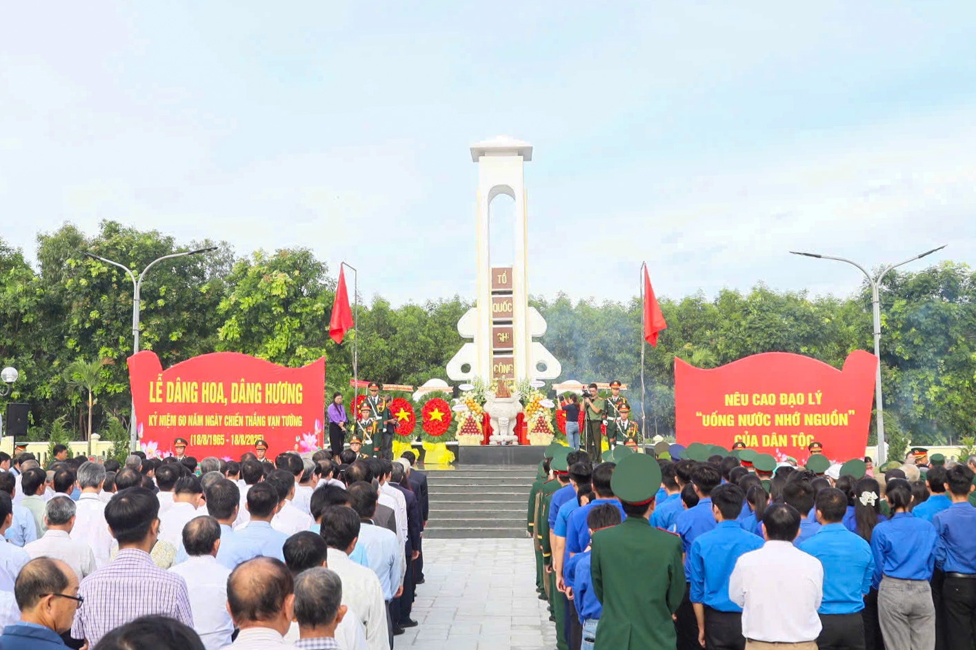 Các đại biểu dâng hương, dâng hoa cho các anh hùng liệt sĩ tham gia trận chiến Vạn Tường năm 1965