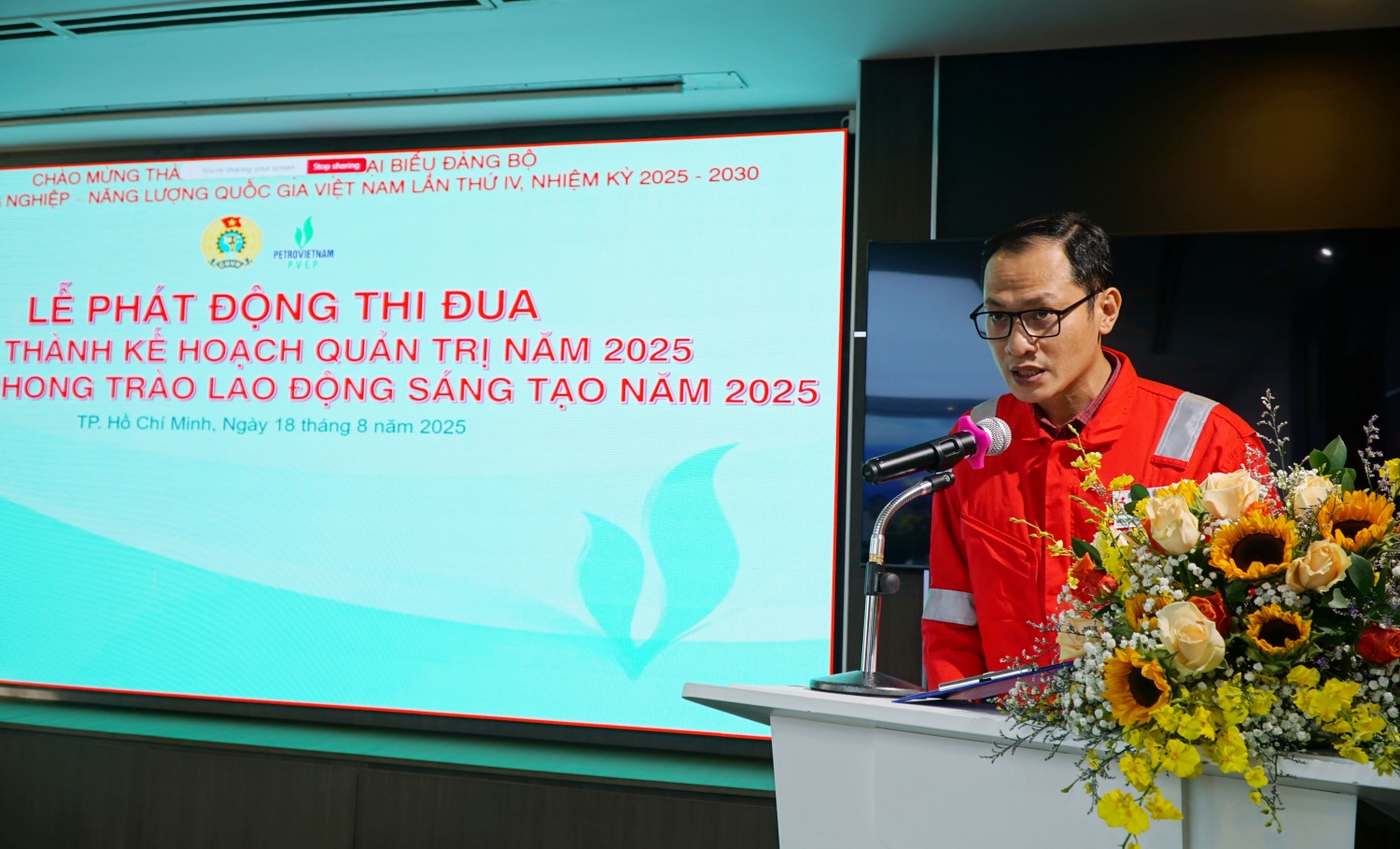 Đồng chí Ngô Đỗ Việt Huy, đại diện người lao động phát biểu hưởng ứng thi đua