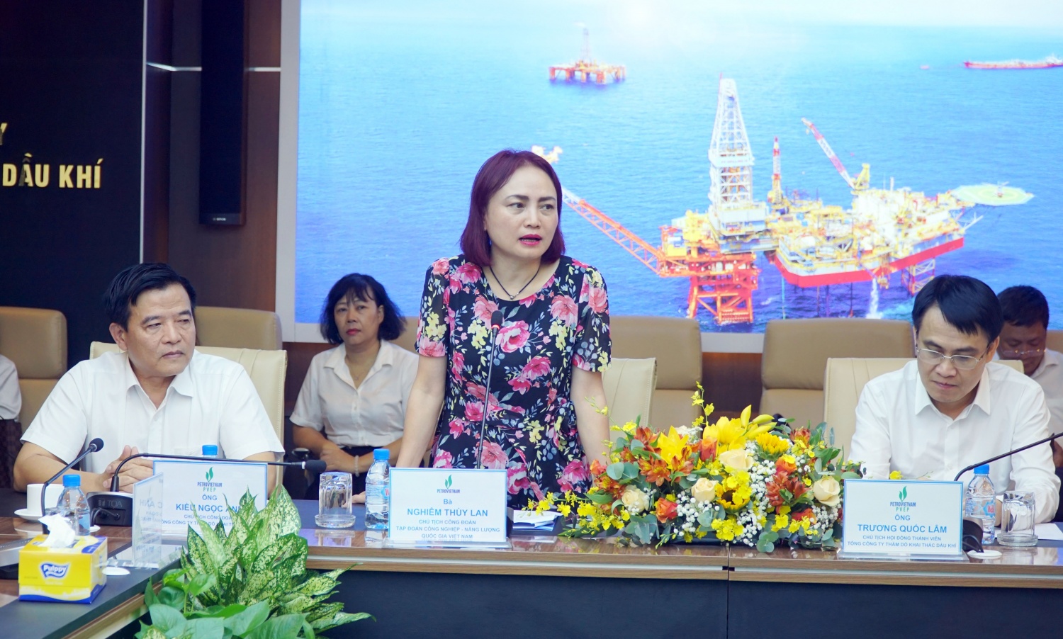 đồng chí Nghiêm Thùy Lan - Chủ tịch Công đoàn Petrovietnam khẳng định, lao động sáng tạo đã trở thành nét văn hóa đặc trưng của Petrovietnam.  Đồng chí biểu dương PVEP là một trong những đơn vị trong Top đầu của Tập đoàn, Công đoàn Petrovietnam về thi đua lao động sáng tạo cả về số lượng sáng kiến và giá trị làm lợi. 