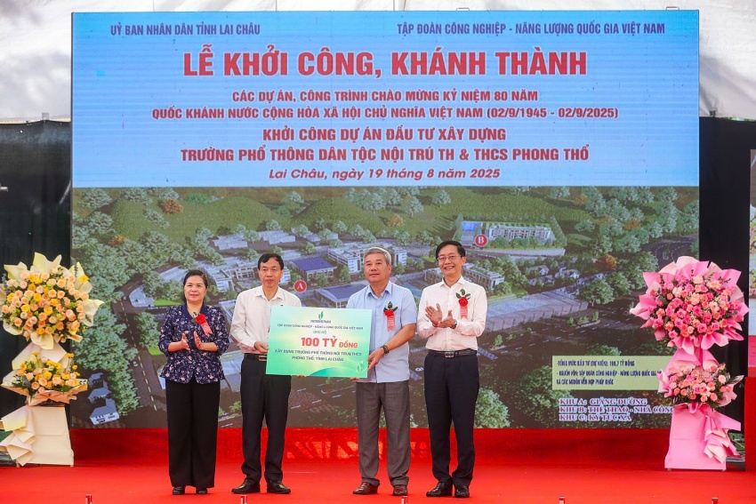 Ông Trần Quang Dũng cùng ông Đỗ Chí Thanh trao hỗ trợ xây dựng công trình Ông Trần Quang Dũng cùng ông Đỗ Chí Thanh trao hỗ trợ xây dựng công trình