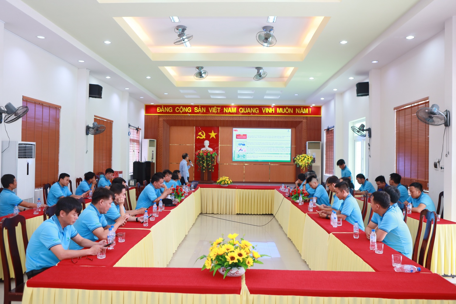 Đưa sinh hoạt chuyên đề gắn với thực tiễn, lan toả giá trị đạo đức cách mạng và phát huy giá trị nghĩa tình, trách nhiệm xã hội của “người thợ lọc dầu”