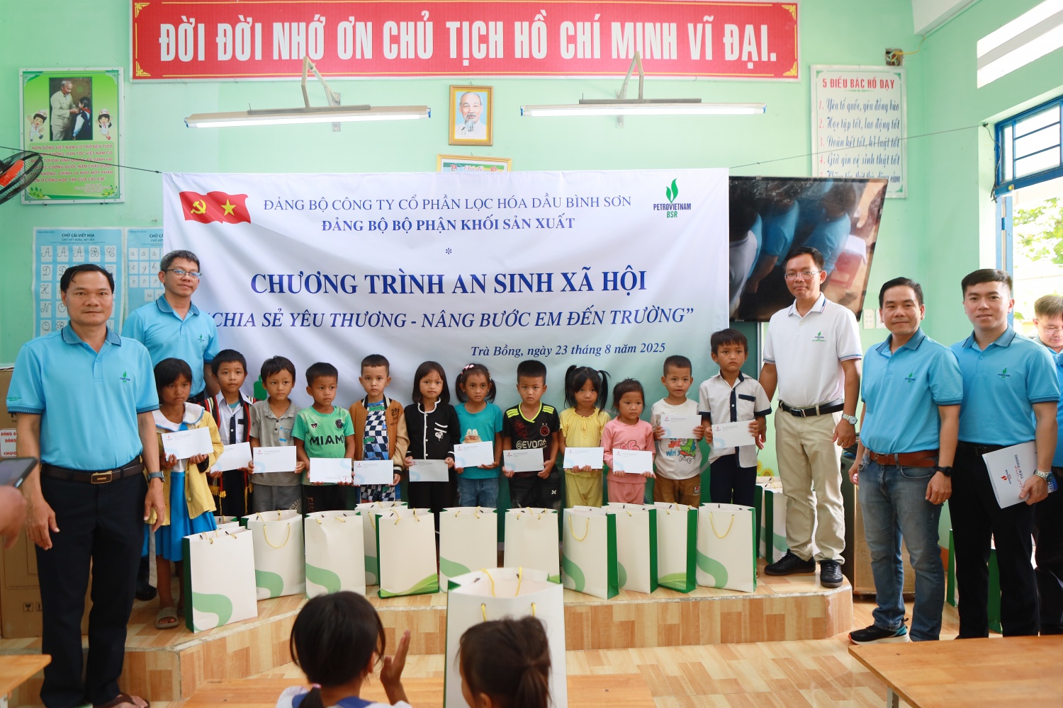 Đưa sinh hoạt chuyên đề gắn với thực tiễn, lan toả giá trị đạo đức cách mạng và phát huy giá trị nghĩa tình, trách nhiệm xã hội của “người thợ lọc dầu”