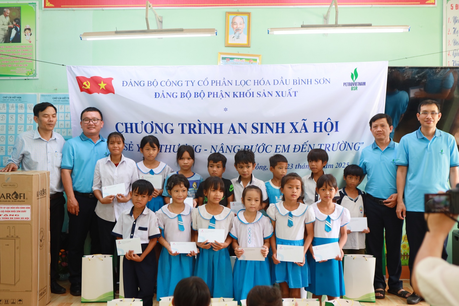 Đưa sinh hoạt chuyên đề gắn với thực tiễn, lan toả giá trị đạo đức cách mạng và phát huy giá trị nghĩa tình, trách nhiệm xã hội của “người thợ lọc dầu”