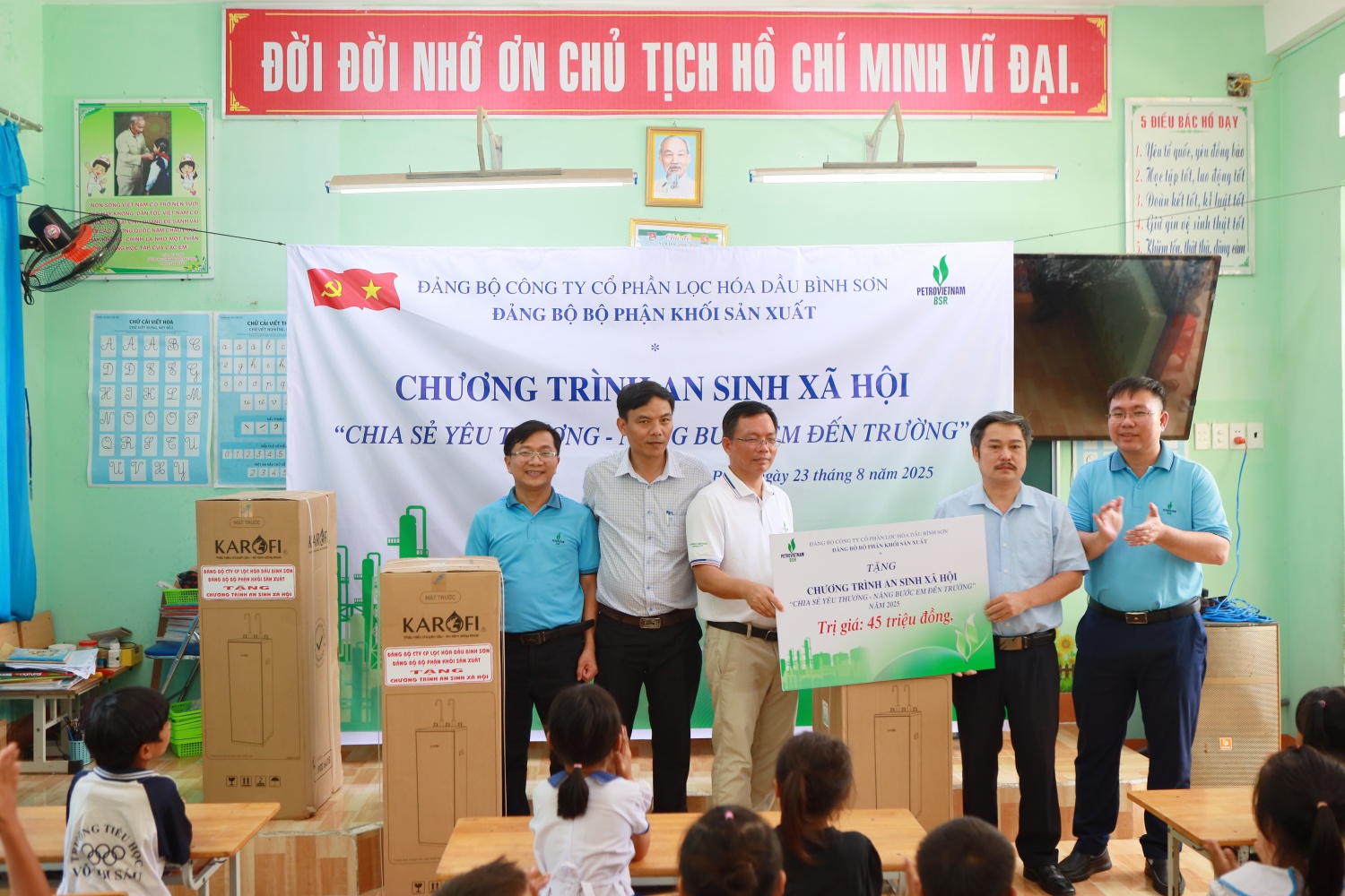 Đưa sinh hoạt chuyên đề gắn với thực tiễn, lan toả giá trị đạo đức cách mạng và phát huy giá trị nghĩa tình, trách nhiệm xã hội của “người thợ lọc dầu”