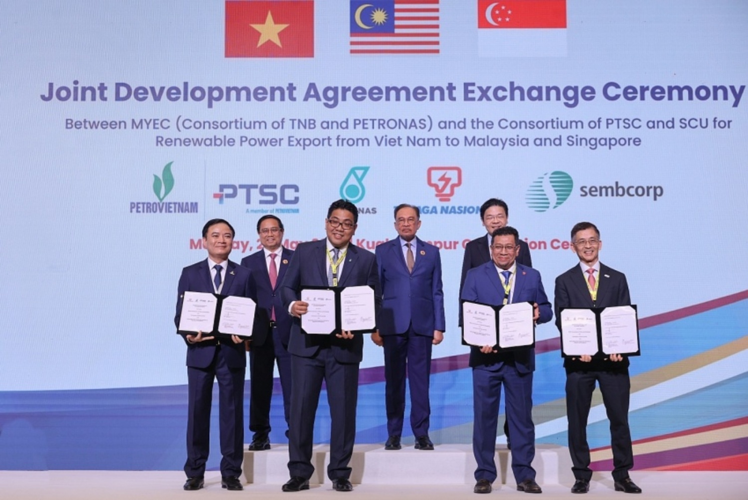 Thủ tướng Phạm Minh Chính cùng Thủ tướng Malaysia Anwar Ibrahim và Thủ tướng Singapore Lawrence Wong chứng kiến lễ trao thỏa thuận hợp tác phát triển giữa các tập đoàn năng lượng hàng đầu của 3 nước về xuất khẩu điện tái tạo từ Việt Nam sang Malaysia và S