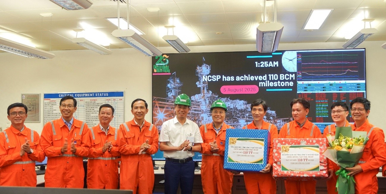 Tập thể PV GAS NCSP đón nhận chúc mừng từ Lãnh đạo PV GAS với thành tích đạt 110 tỷ m3 khí vào ngày 05/8/2025 Tập thể PV GAS NCSP đón nhận chúc mừng từ Lãnh đạo PV GAS với thành tích đạt 110 tỷ m3 khí vào ngày 05/8/2025