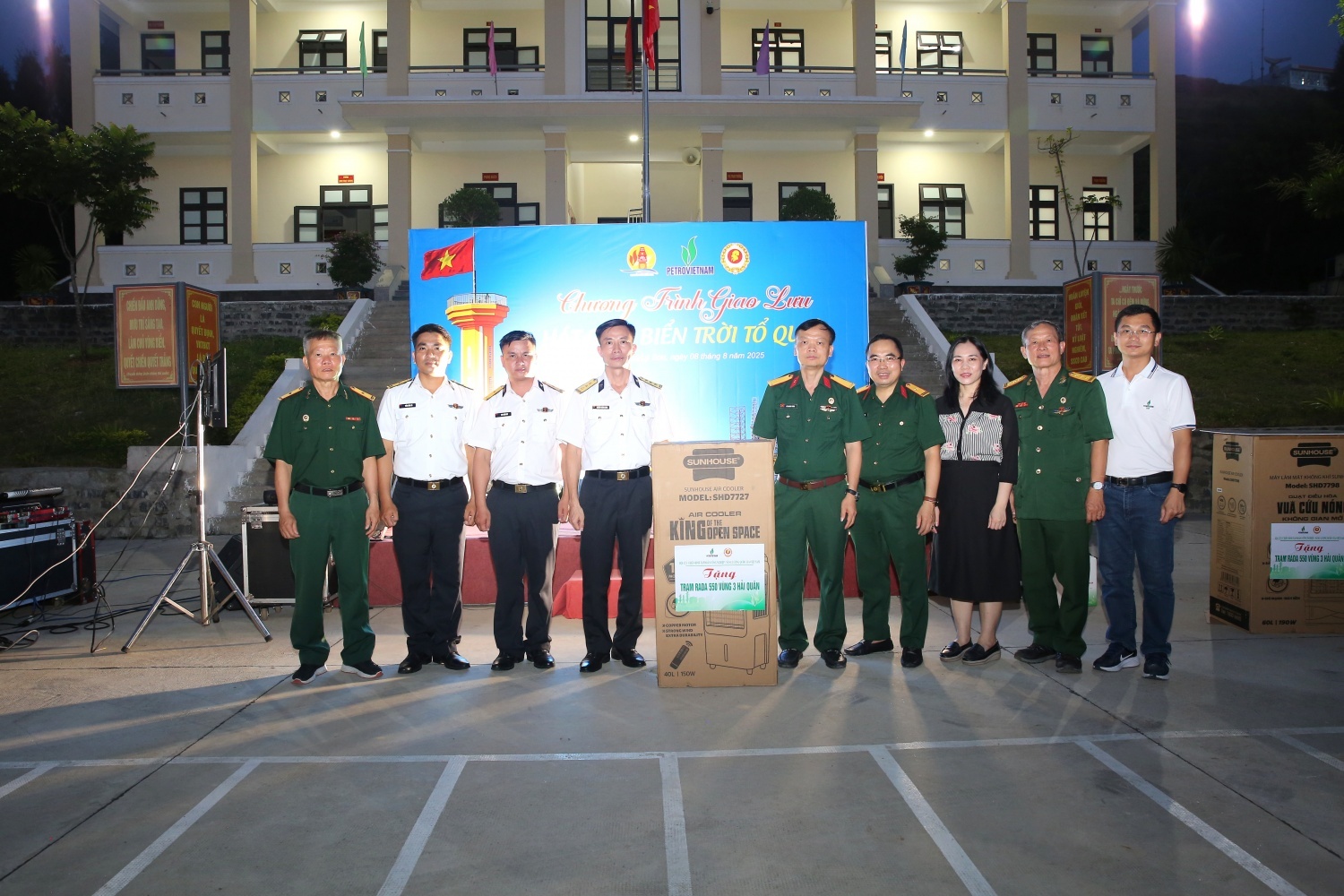 Đoàn Hội CCB Petrovietnam và CLB Dầu khí Trường Sa thăm và tặng quà cho các chiến sĩ tại Trạm Ra đa 550 Vùng 3 Hải quân.