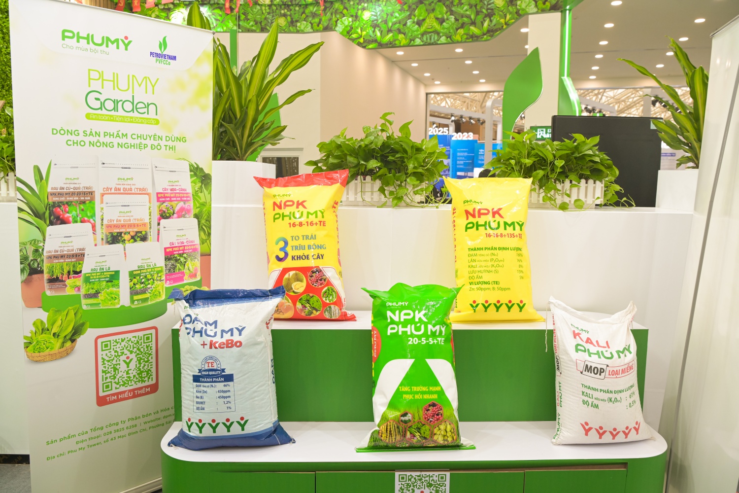 Gian hàng Phú Mỹ – PVFCCo thu hút khách tham quan tại Triển lãm thành tựu đất nước