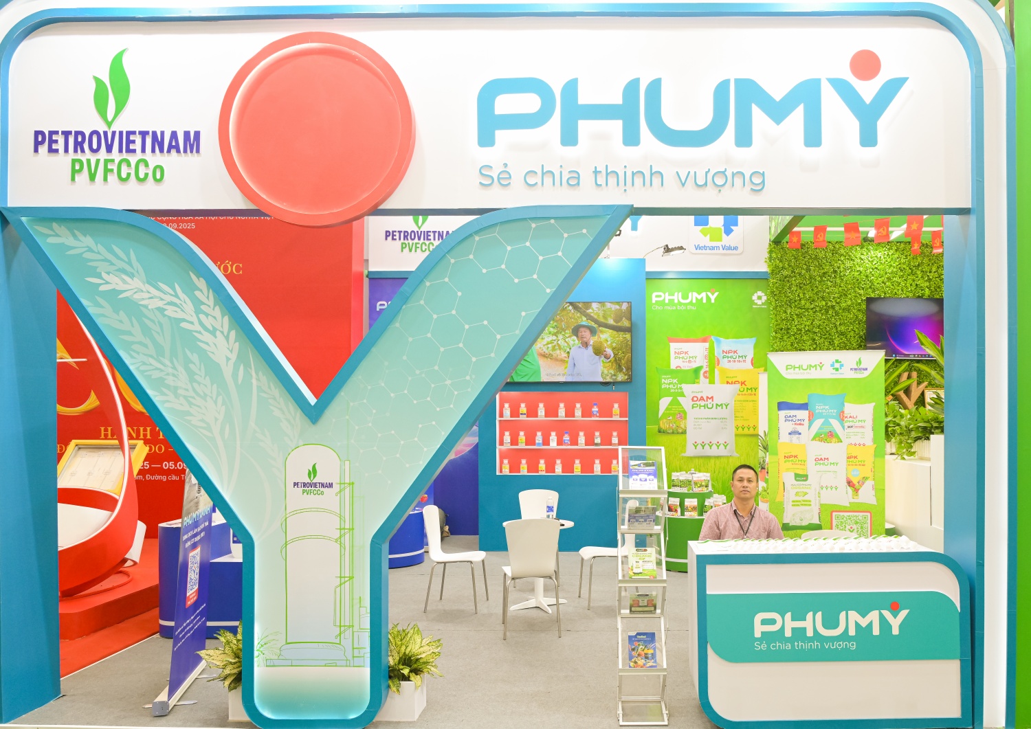 Gian hàng Phú Mỹ – PVFCCo thu hút khách tham quan tại Triển lãm thành tựu đất nước