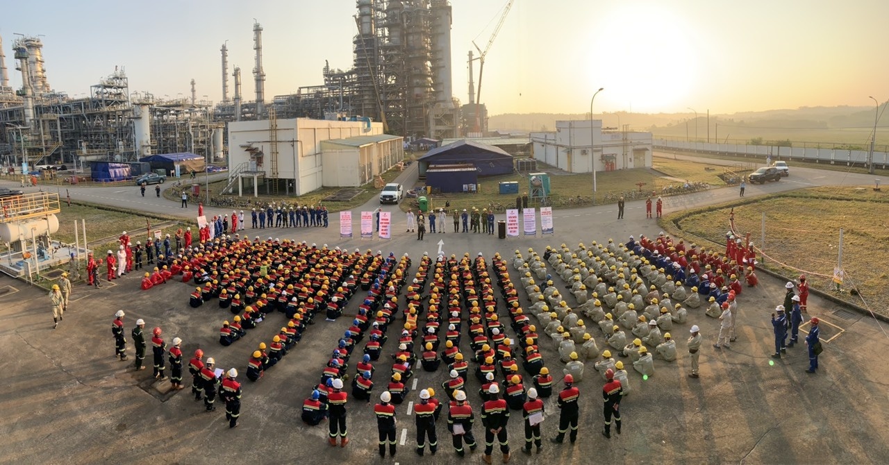 Công tác an toàn luôn được BSR đặc biệt chú trọng. Trong hình là nhân sự BSR và nhà thầu làm việc trong đợt bảo dưỡng tổng thể NMLD Dung Quất lần 5 năm 2024.