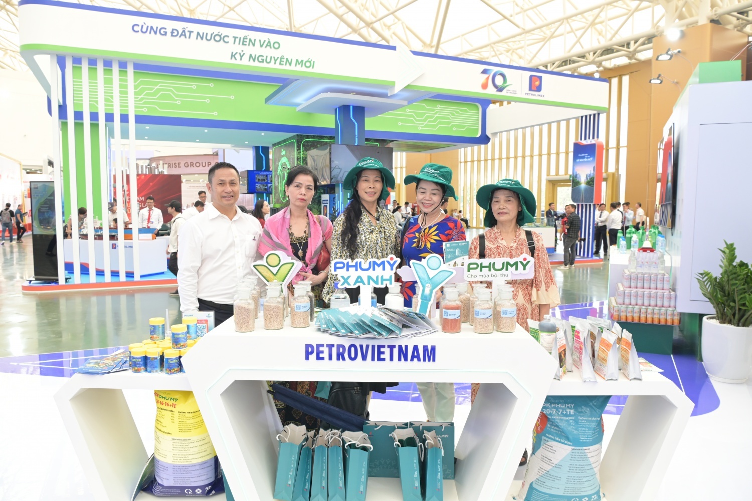 Gian hàng Phú Mỹ – PVFCCo thu hút khách tham quan tại Triển lãm thành tựu đất nước