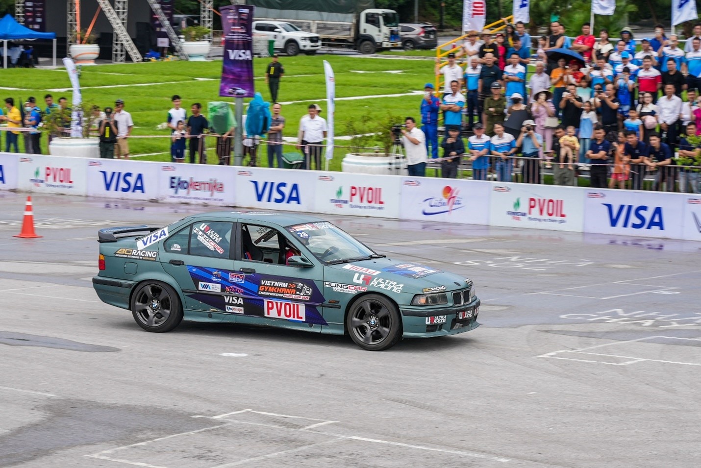 Đặc biệt, sự kiện năm nay còn gắn liền với dịp kỷ niệm 10 năm thành lập Otofun Thanh Hóa, một trong những chi hội năng động nhất cả nước. Đây là cơ hội để cộng đồng Otofun gặp gỡ, kết nối và lan tỏa tinh thần tích cực.  Song song với tính chất thể thao, giải trí, PVOIL VGC 2025 còn mang đậm dấu ấn trách nhiệm xã hội. Ban Tổ chức phối hợp cùng Quỹ OF Vì Cộng đồng và Tổng Công ty Cổ phần Hợp Lực trao tặng 100 triệu đồng hỗ trợ các gia đình tại Thanh Hóa có người thân gặp tai nạn giao thông và đang trong hoàn cảnh khó khăn. Hành động này cho thấy giải đua không chỉ dừng lại ở tốc độ, mà còn hướng tới sự phát triển bền vững, nhân văn.  Năm nay, tổng giá trị giải thưởng PVOIL VGC 2025 lên tới 116 triệu đồng, gấp đôi so với các chặng khu vực. Cả hai hạng FWD và RWD/AWD đều có cùng mức thưởng: giải Nhất 30 triệu đồng kèm bộ lốp Kumho trị giá 10 triệu; giải Nhì 8 triệu đồng và voucher xăng dầu PVOIL; giải Ba 5 triệu đồng cùng voucher.  Giá trị giải thưởng không chỉ khích lệ vận động viên, mà còn phản ánh sự chuyên nghiệp ngày càng cao của giải đấu. Với sự chuẩn bị kỹ lưỡng từ tay đua đến Ban Tổ chức, PVOIL VGC 2025 là một trong những sự kiện thể thao đáng nhớ nhất của năm.