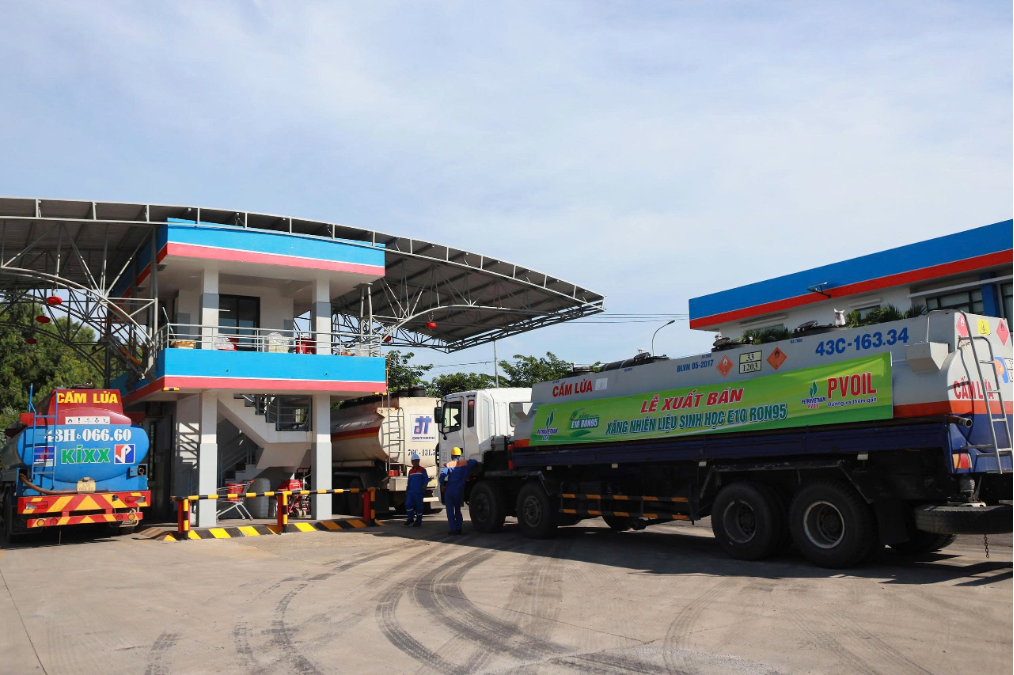 Xe bồn thực hiện tiếp nhận xăng sinh học E10 RON95 của NMLD Dung Quất sẵn sàng phân phối tại thị trường Quảng Ngãi và các tỉnh lân cận