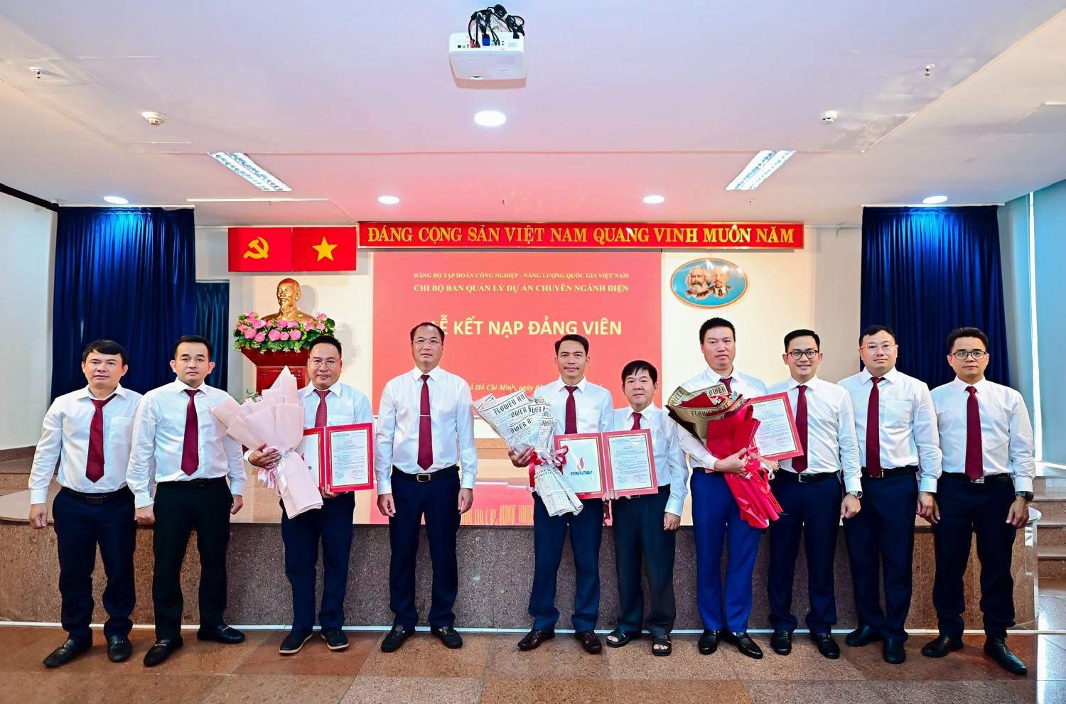 Chi bộ PVPMB tổ chức sinh hoạt chính trị chuyên đề và kết nạp đảng viên mới