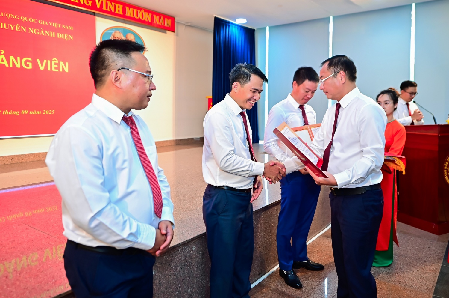 Chi bộ PVPMB tổ chức sinh hoạt chính trị chuyên đề và kết nạp đảng viên mới