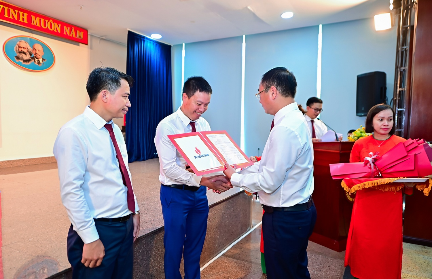 Chi bộ PVPMB tổ chức sinh hoạt chính trị chuyên đề và kết nạp đảng viên mới