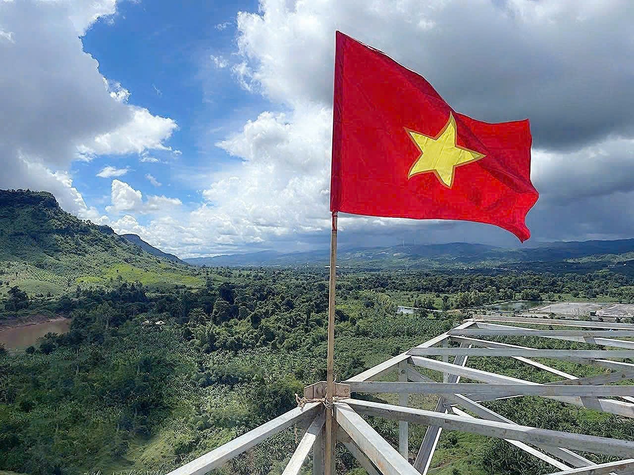 T&T Group hoàn thành đường dây truyền tải điện gió Savan 1 về Việt Nam trước thềm Đại lễ A80