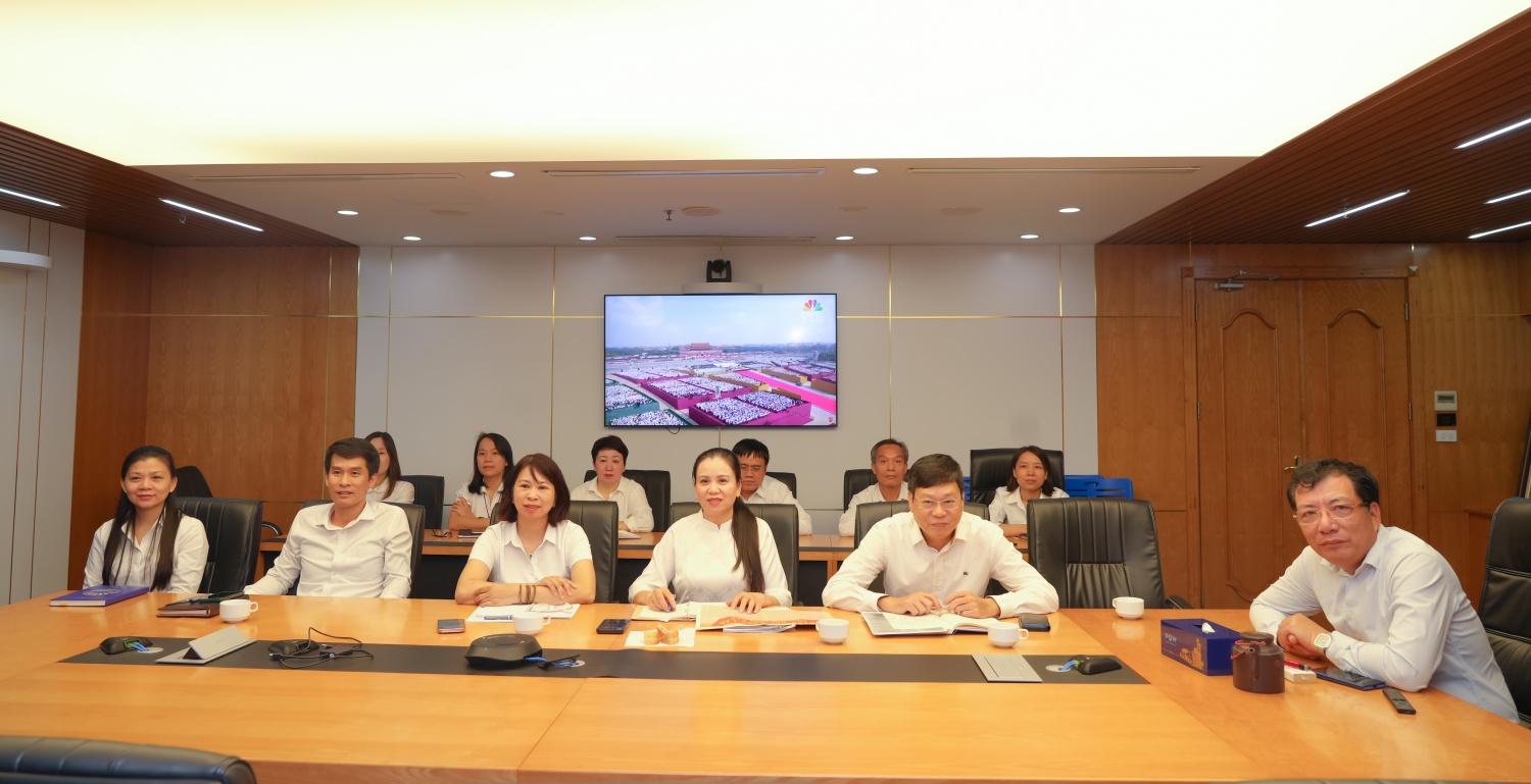 Đồng chí Lê Như Linh, Phó Bí thư Đảng ủy, Tổng Giám đốc PV Power sinh hoạt cùng Chi bộ Ban Tổ chức Nhân sự Tổng công ty