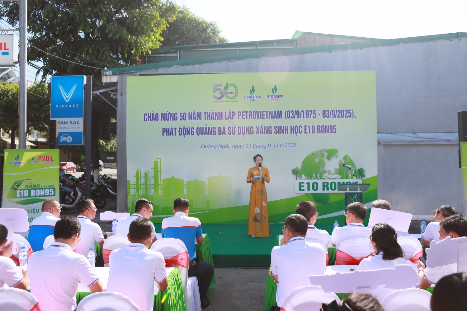 Toàn cảnh chương trình chào mừng 50 năm thành lập Petrovietnam và quảng bá sử dụng xăng sinh học E10 RON 95 do BSR và PVOIL phối hợp tổ chức.