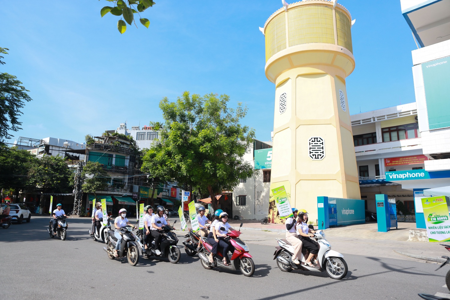 Đoàn roadshow tuyên truyền đi qua tuyến đường Phan Đình Phùng tại Quảng Ngãi.